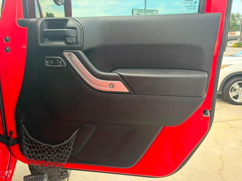 Jeep Wrangler Unlimited 4WD 4dr Sahara 2013