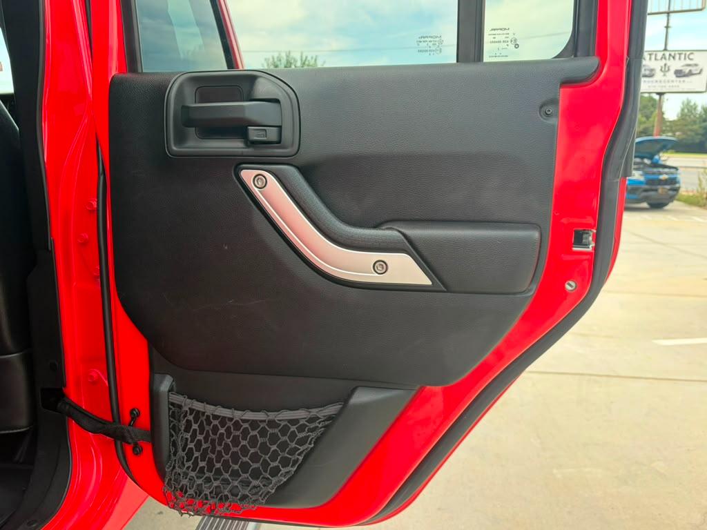 Jeep Wrangler Unlimited 4WD 4dr Sahara 2013