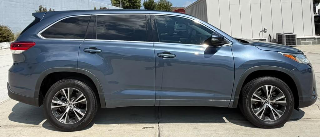 Toyota Highlander LE V6 FWD (Natl) 2017