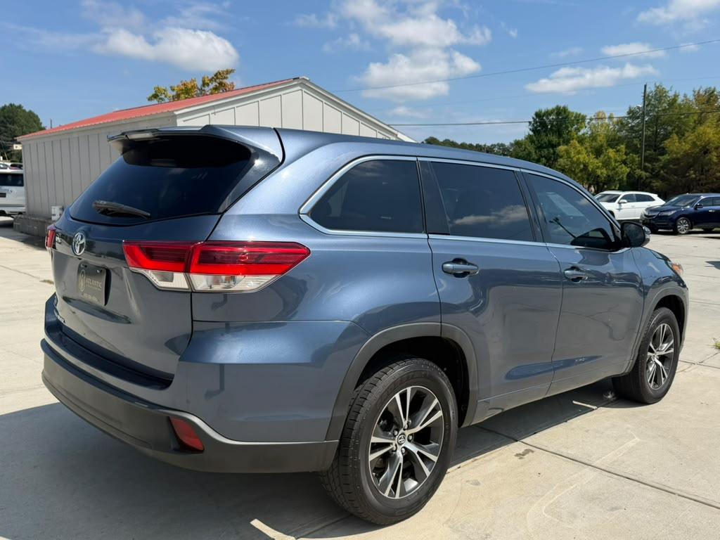 Toyota Highlander LE V6 FWD (Natl) 2017
