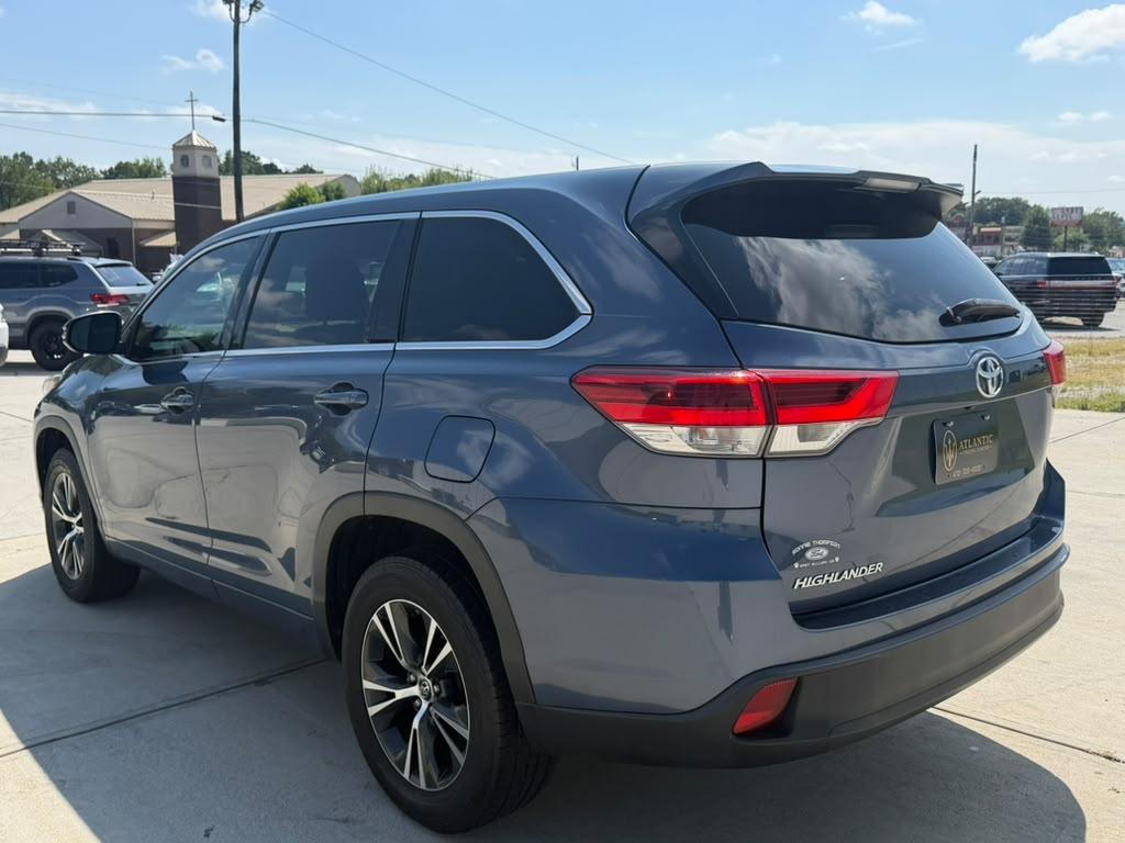 Toyota Highlander LE V6 FWD (Natl) 2017