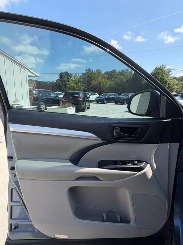 Toyota Highlander LE V6 FWD (Natl) 2017