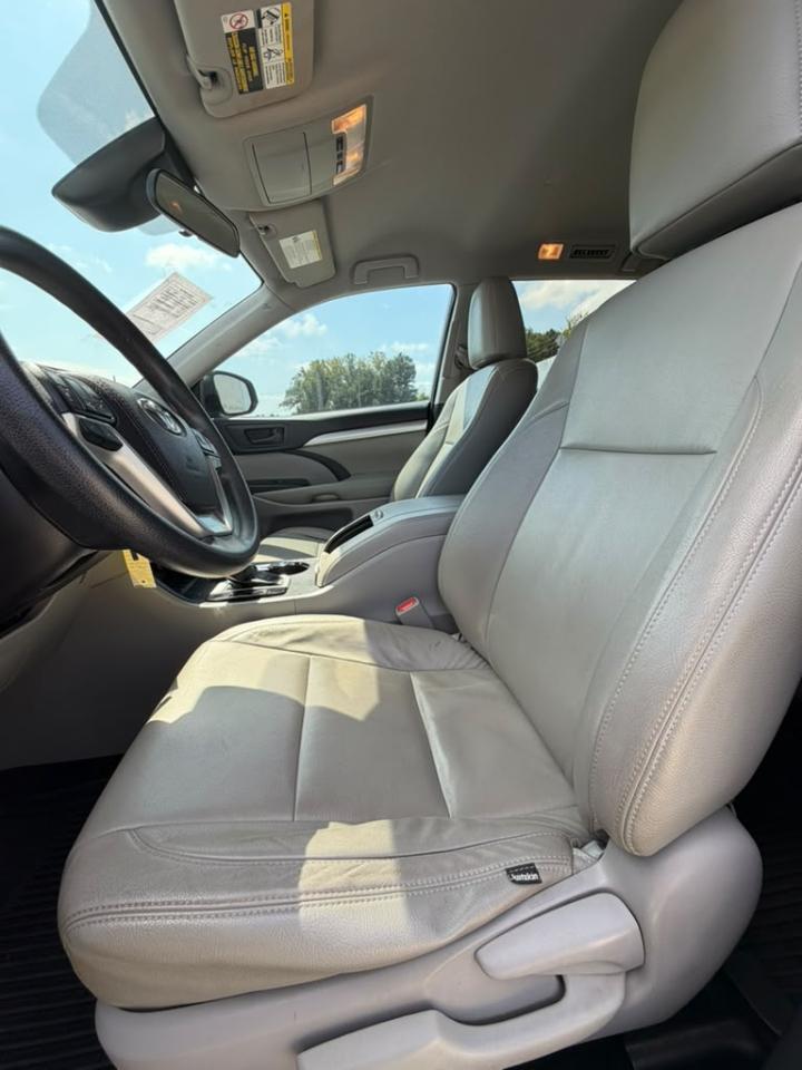 Toyota Highlander LE V6 FWD (Natl) 2017