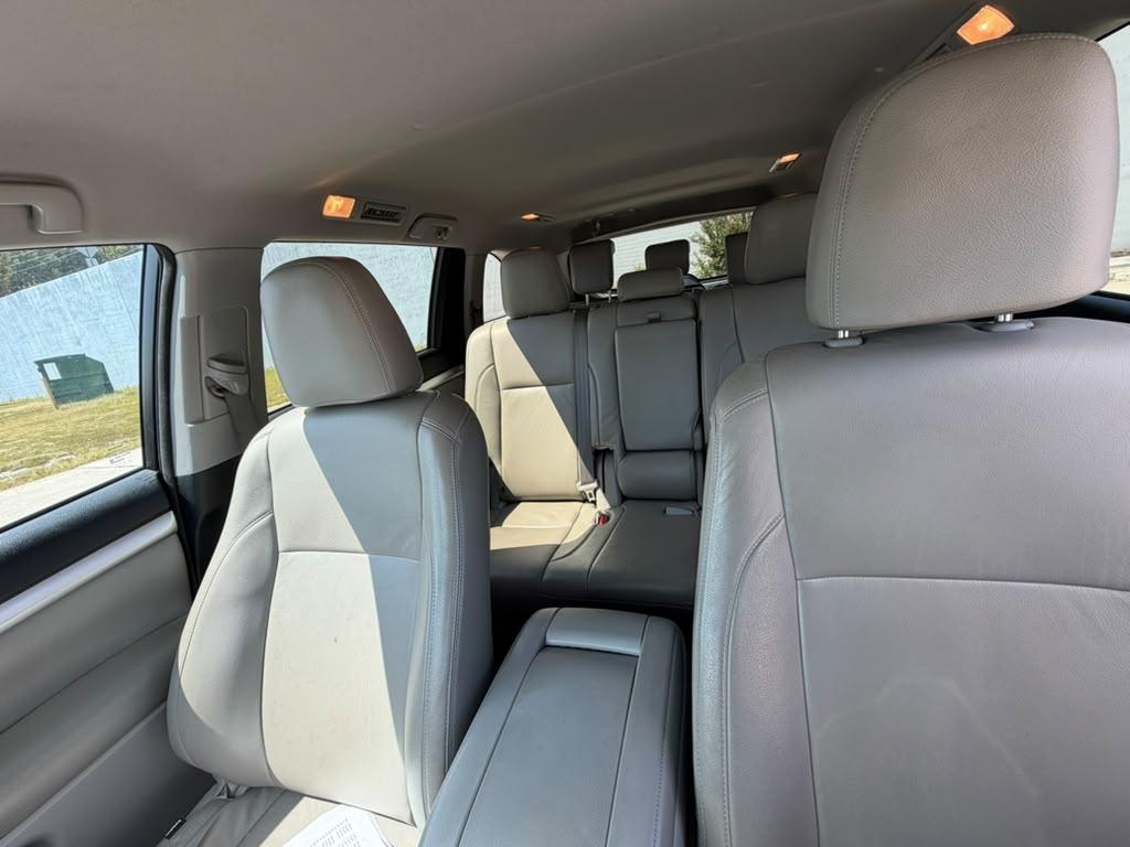 Toyota Highlander LE V6 FWD (Natl) 2017