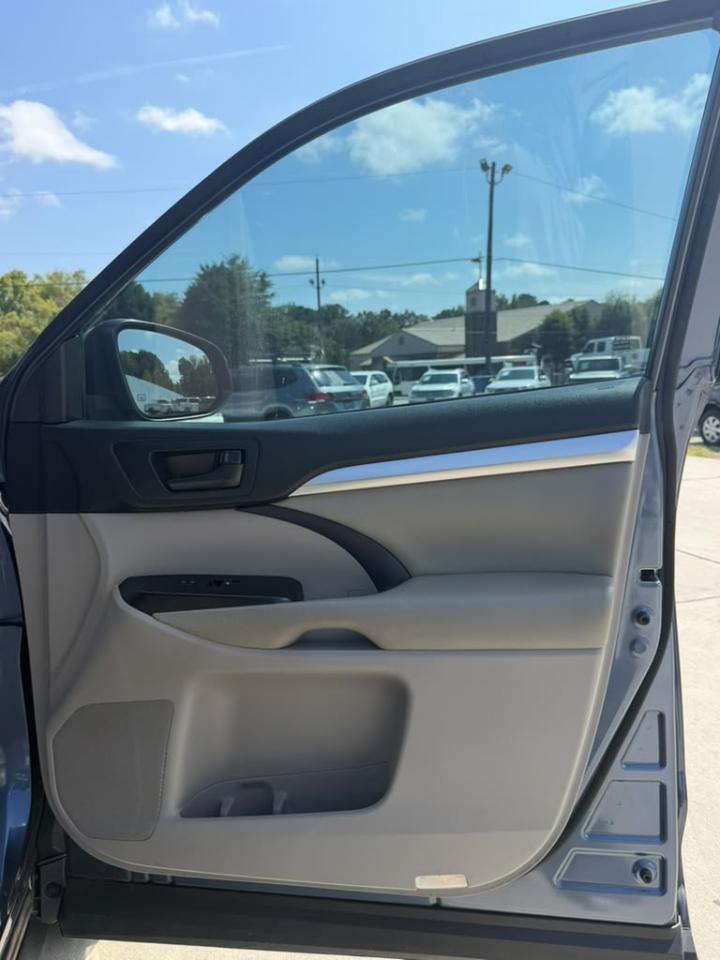 Toyota Highlander LE V6 FWD (Natl) 2017