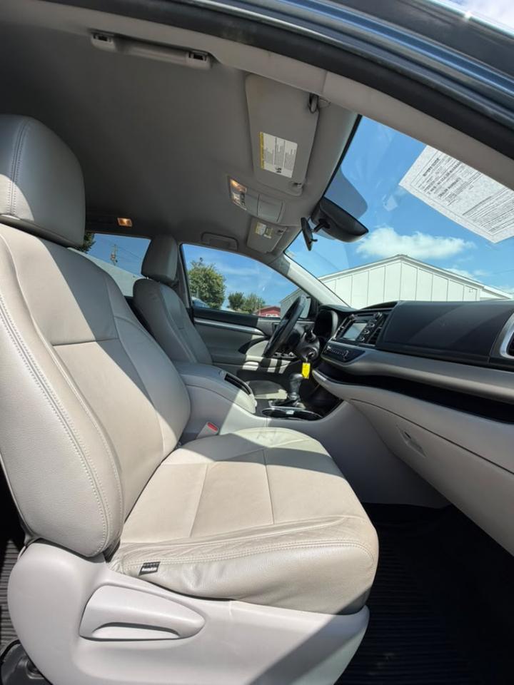 Toyota Highlander LE V6 FWD (Natl) 2017