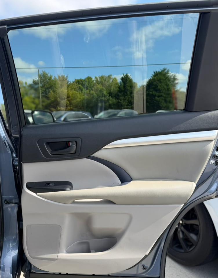 Toyota Highlander LE V6 FWD (Natl) 2017