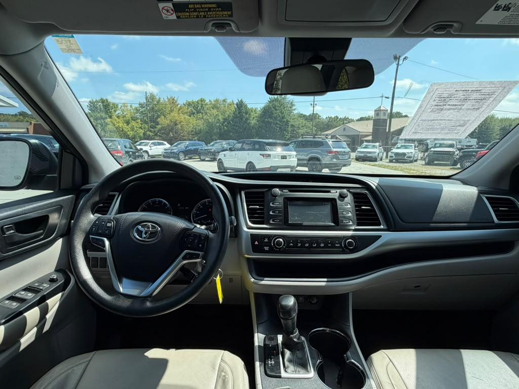 Toyota Highlander LE V6 FWD (Natl) 2017