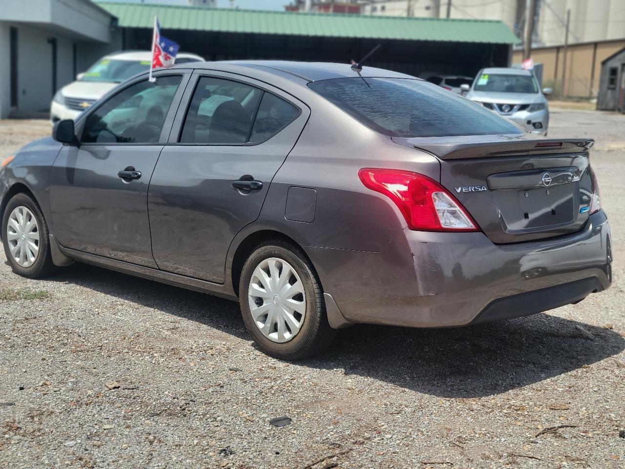 Nissan Versa 1.6 S 5M 2015