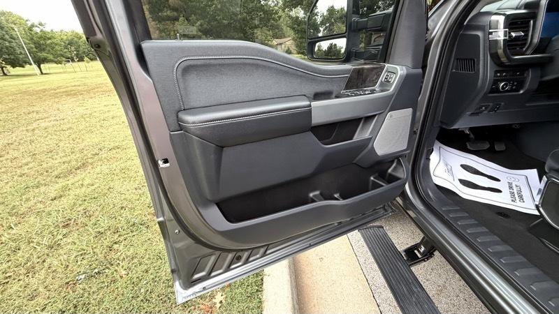 Ford F-250 SD Lariat Crew Cab 4WD 2024