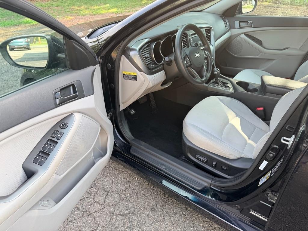 Kia Optima LX MT 2012