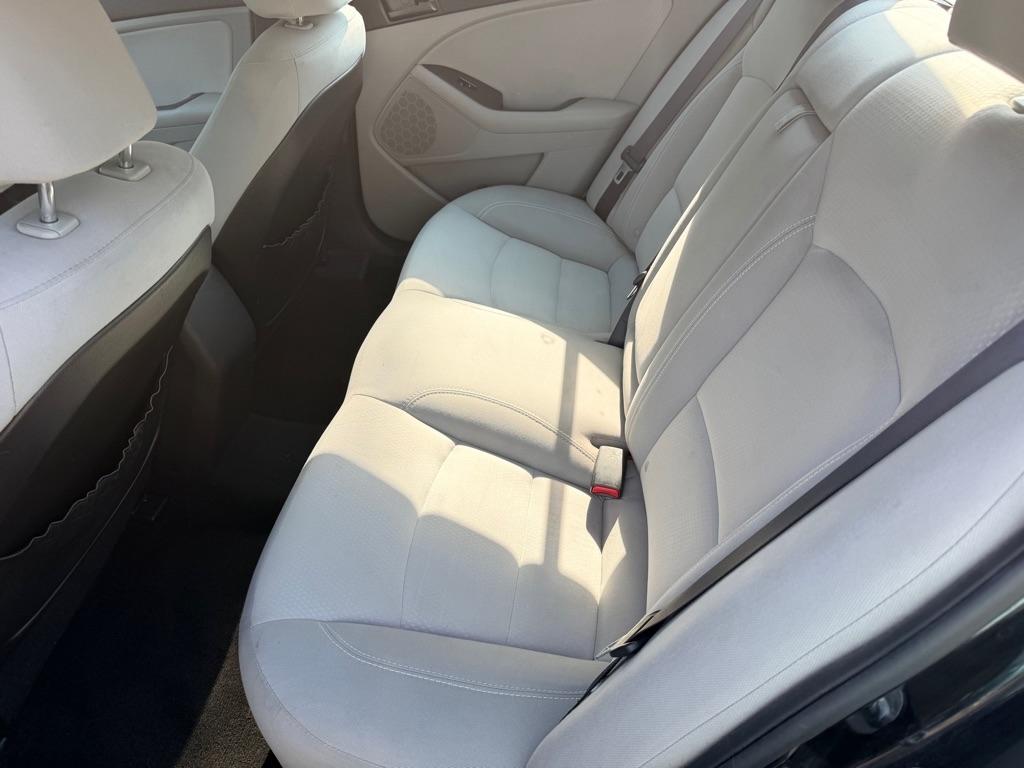 Kia Optima LX MT 2012