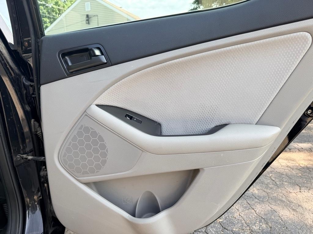 Kia Optima LX MT 2012