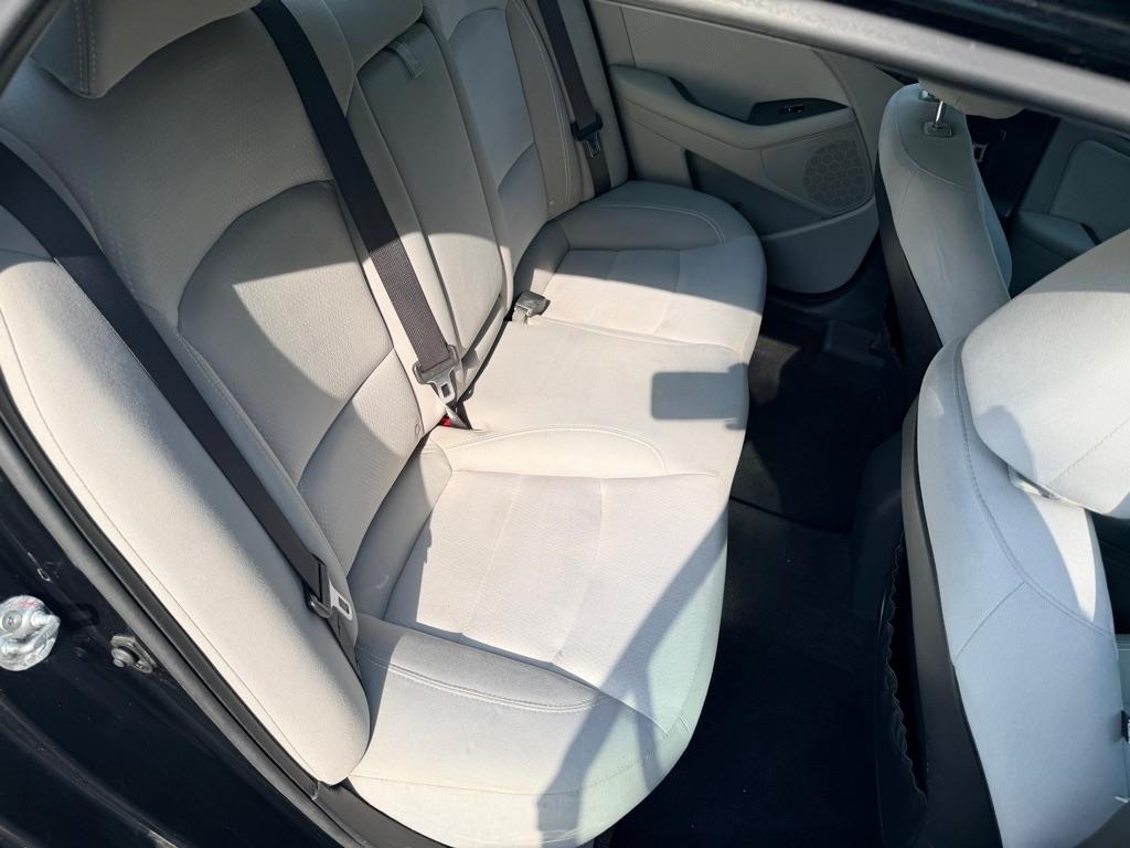 Kia Optima LX MT 2012