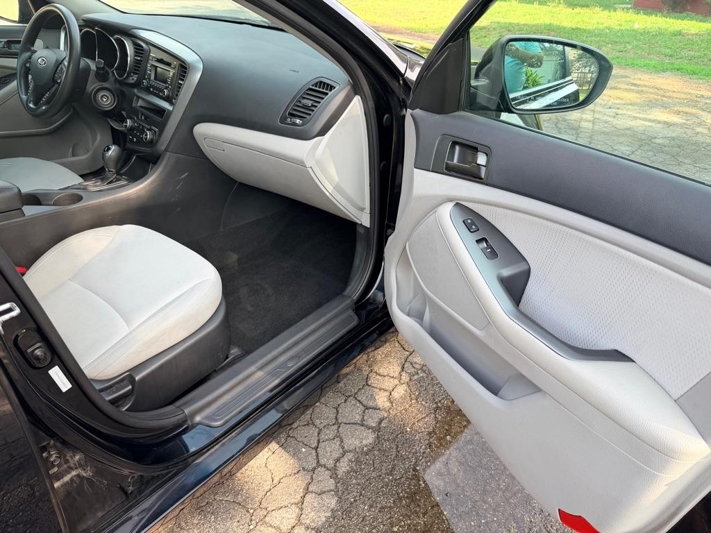 Kia Optima LX MT 2012