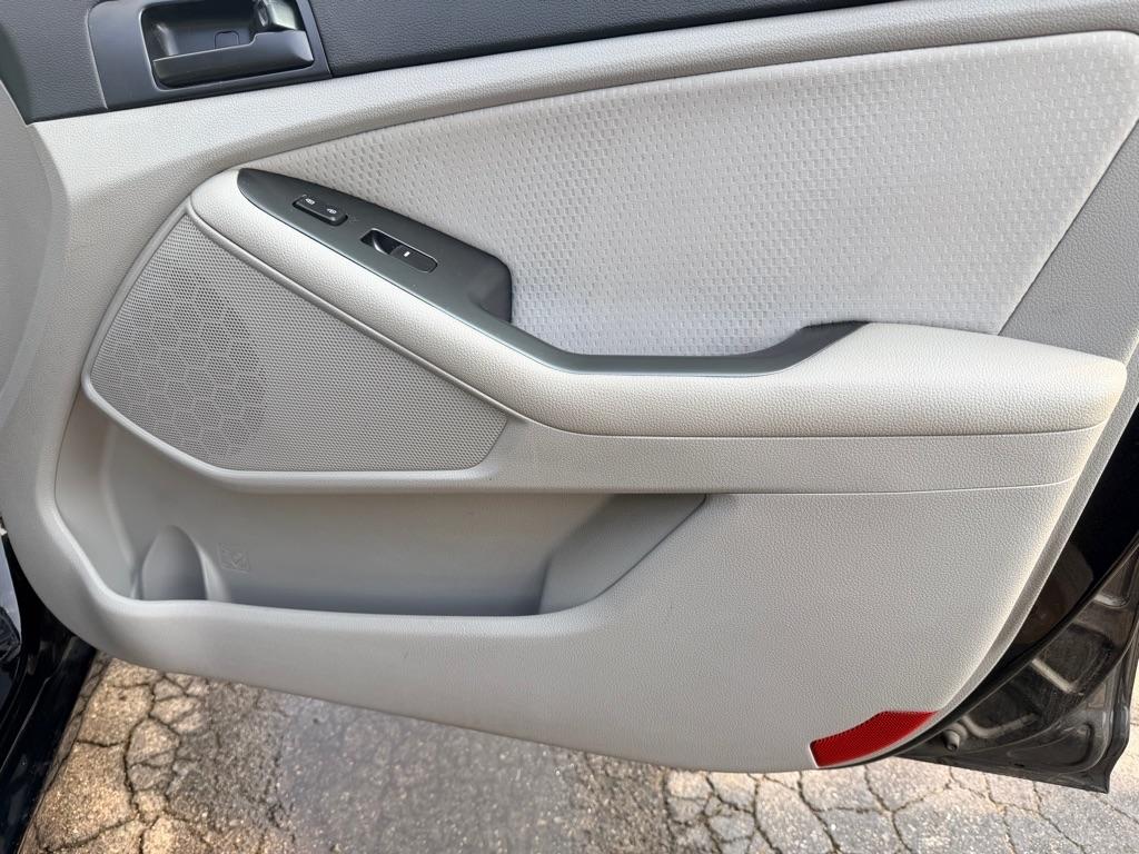 Kia Optima LX MT 2012