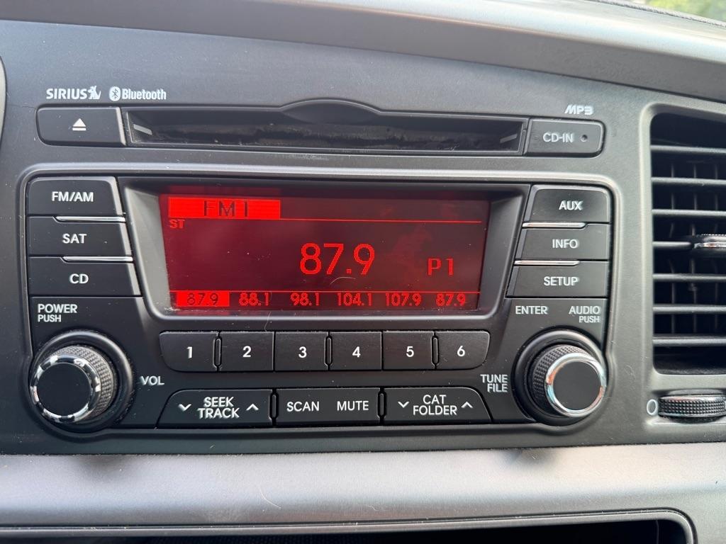 Kia Optima LX MT 2012