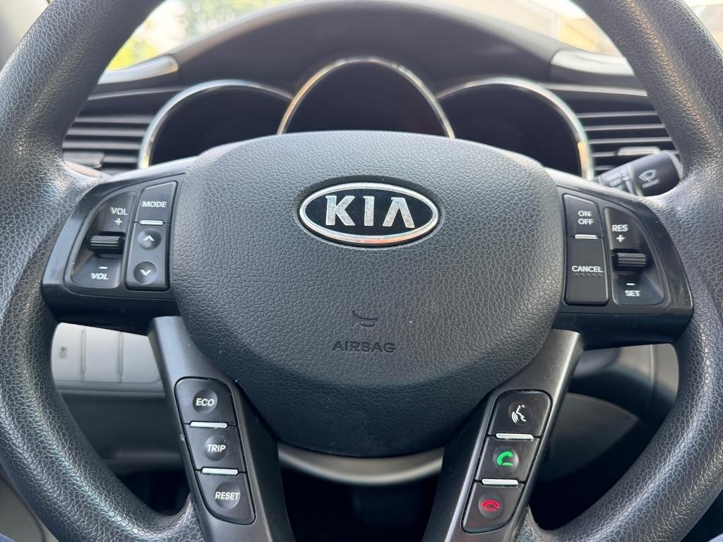 Kia Optima LX MT 2012