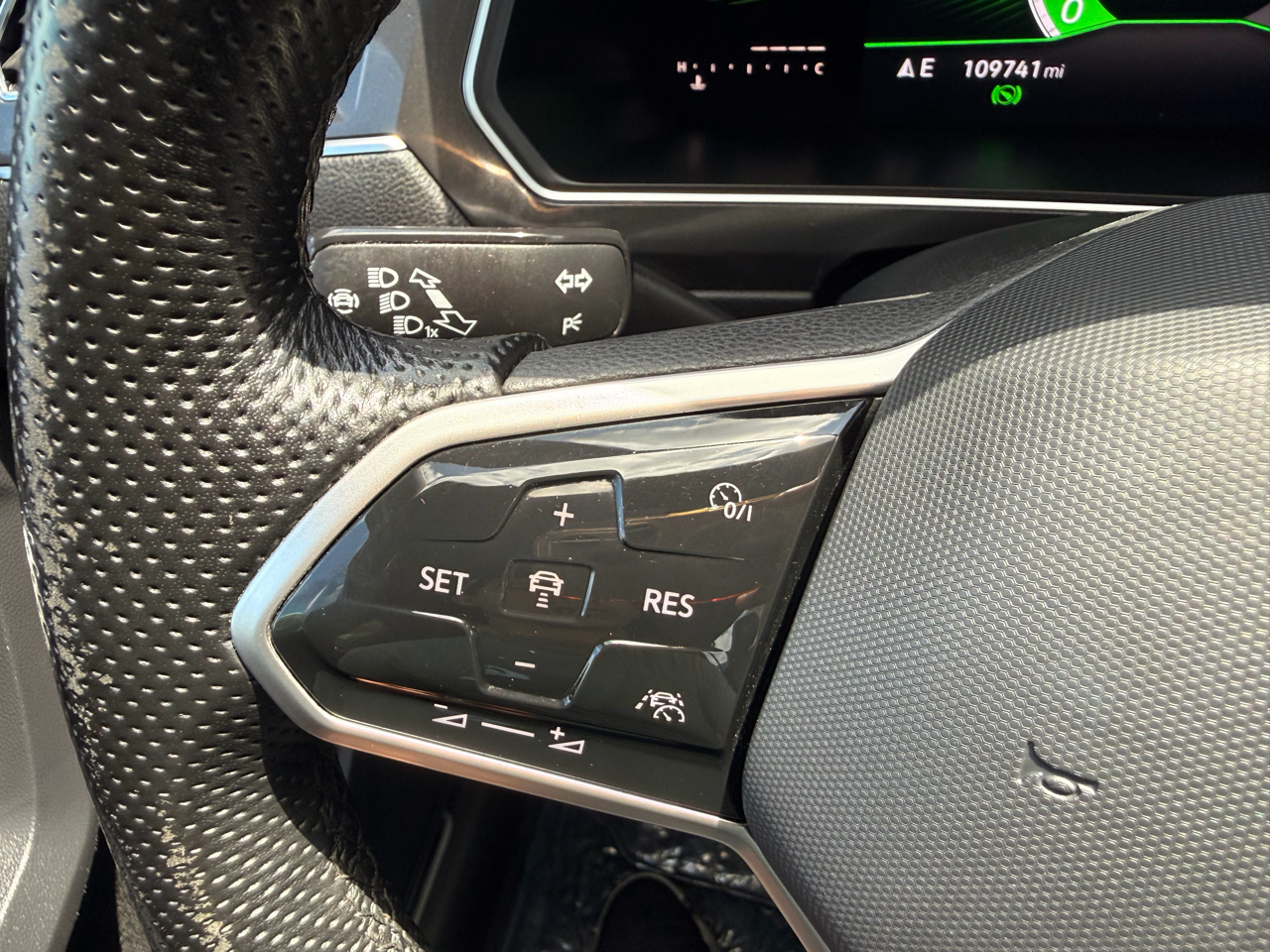 Volkswagen Tiguan 2.0T SE R-Line Black FWD 2022