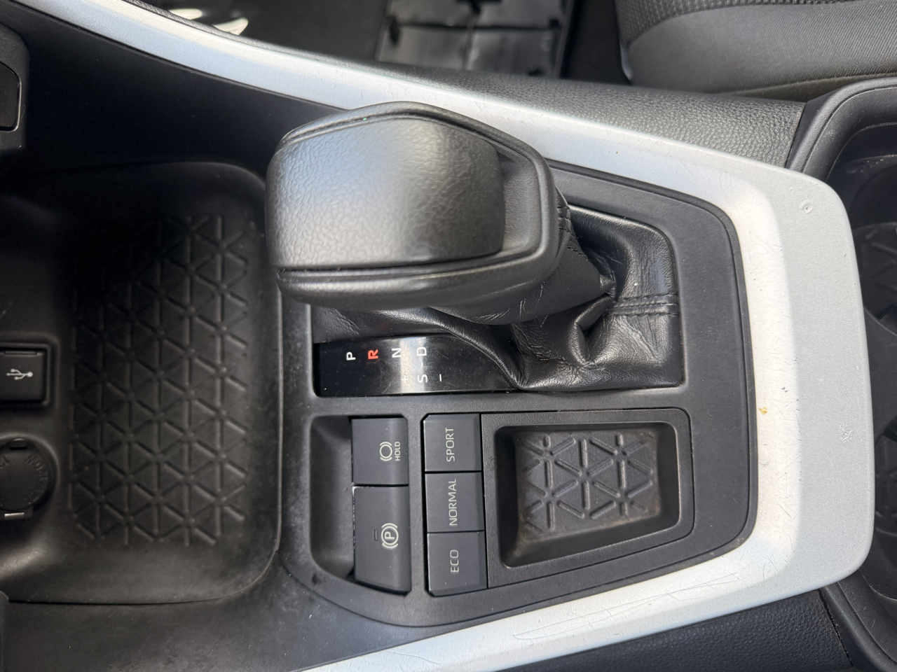 Toyota RAV4 LE FWD (Natl) 2021