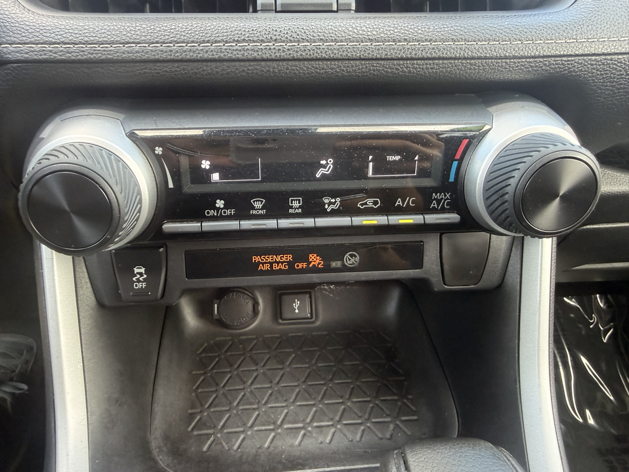 Toyota RAV4 LE FWD (Natl) 2021