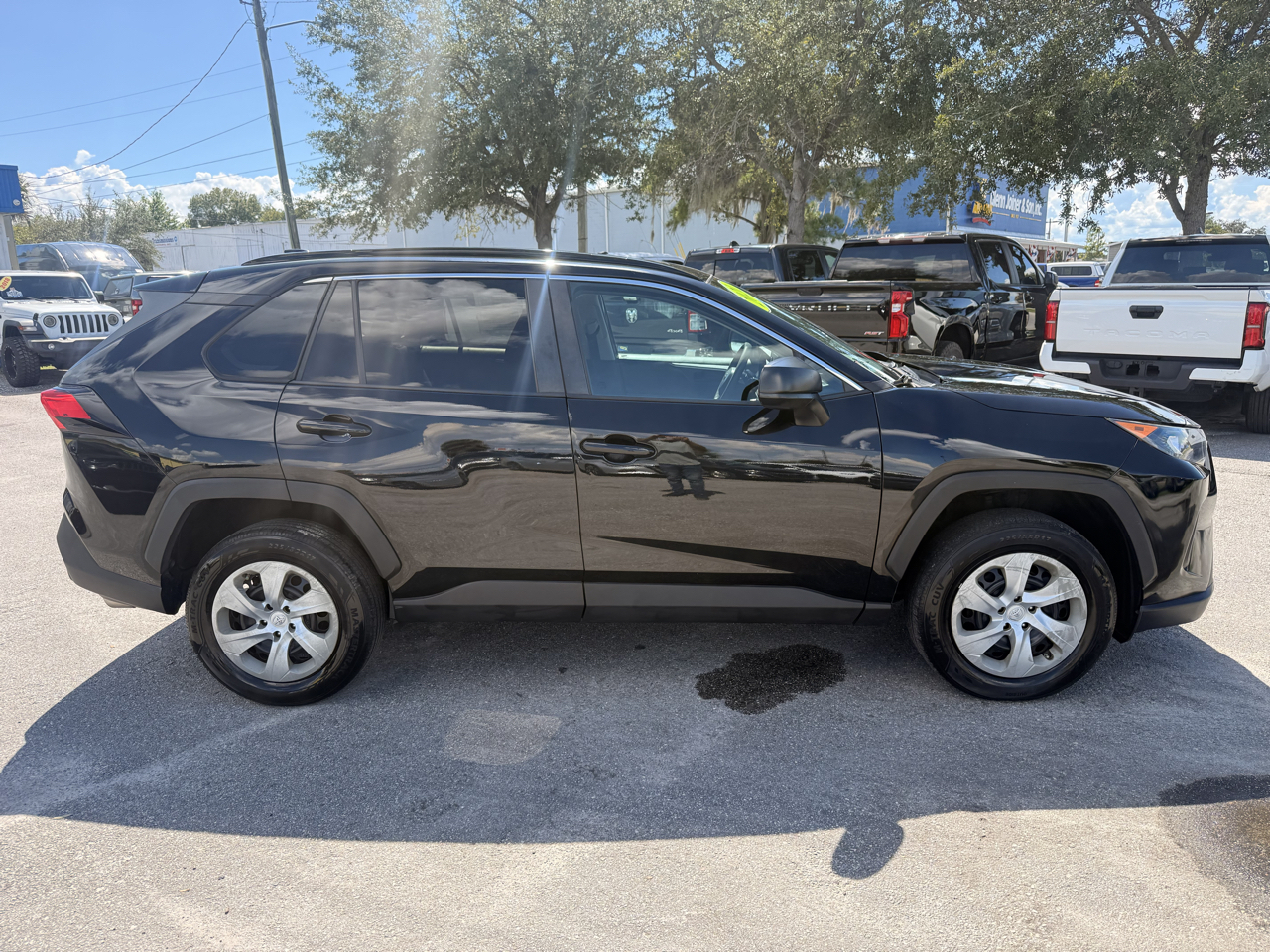 Toyota RAV4 LE FWD (Natl) 2021