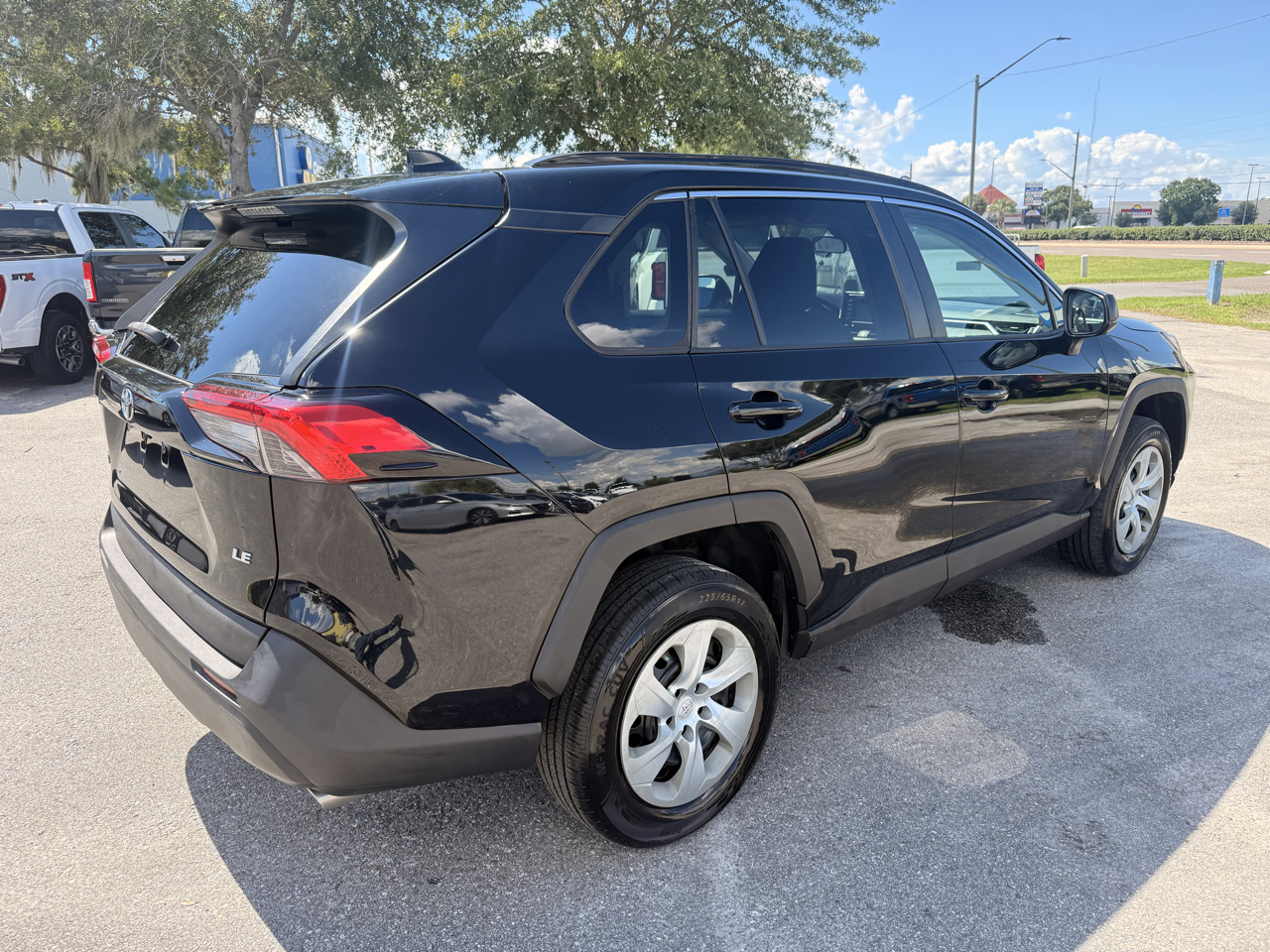 Toyota RAV4 LE FWD (Natl) 2021