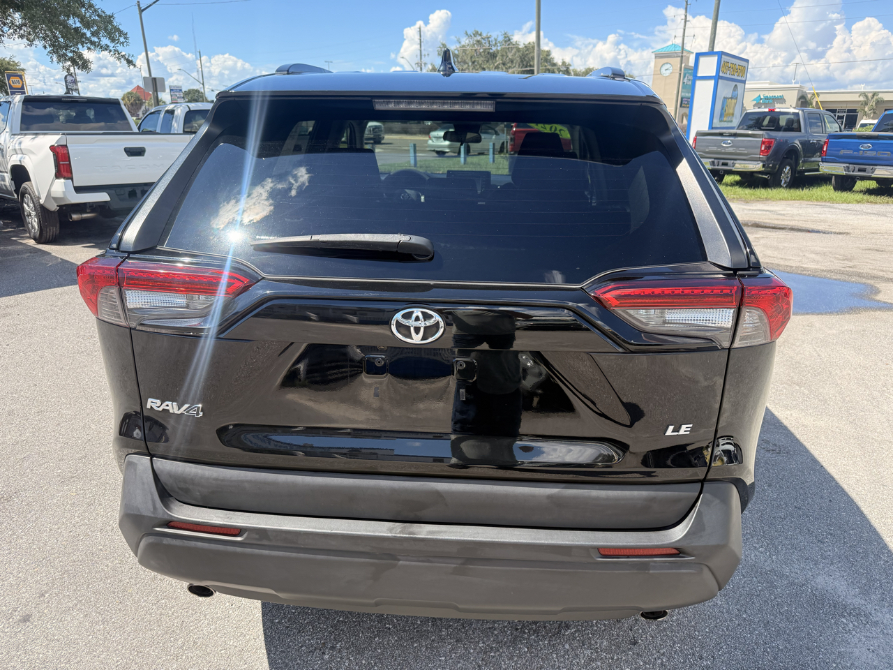 Toyota RAV4 LE FWD (Natl) 2021