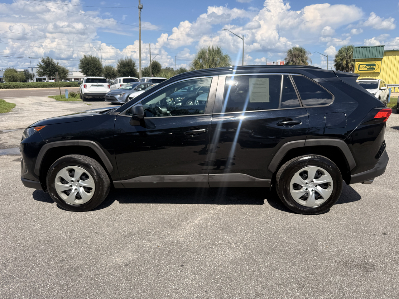 Toyota RAV4 LE FWD (Natl) 2021