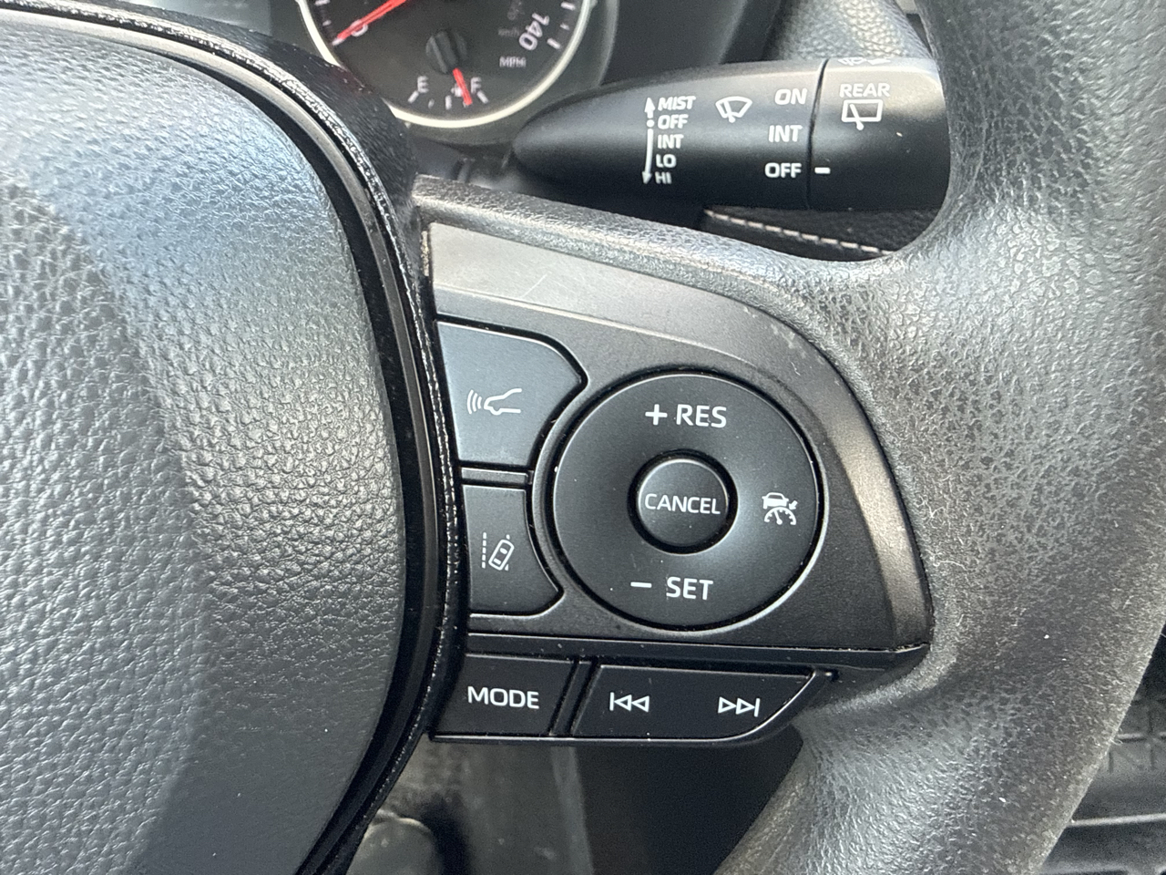 Toyota RAV4 LE FWD (Natl) 2021