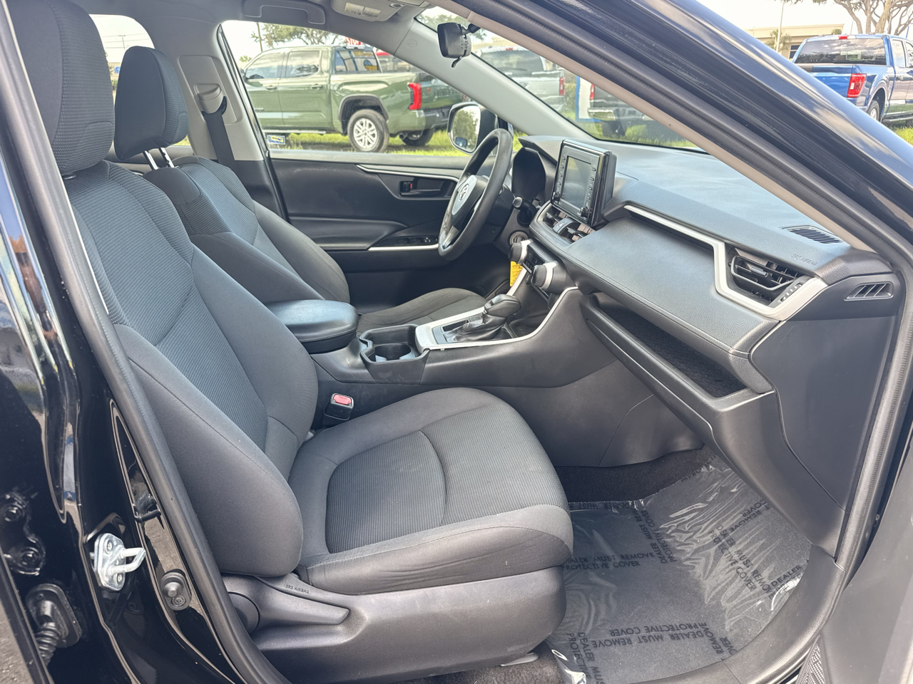 Toyota RAV4 LE FWD (Natl) 2021