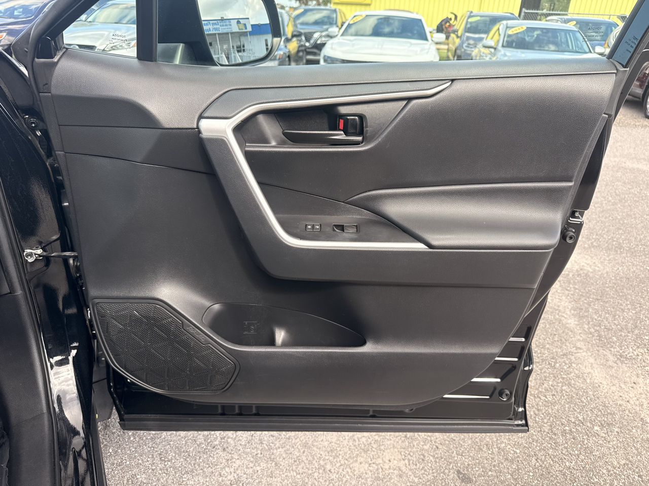 Toyota RAV4 LE FWD (Natl) 2021