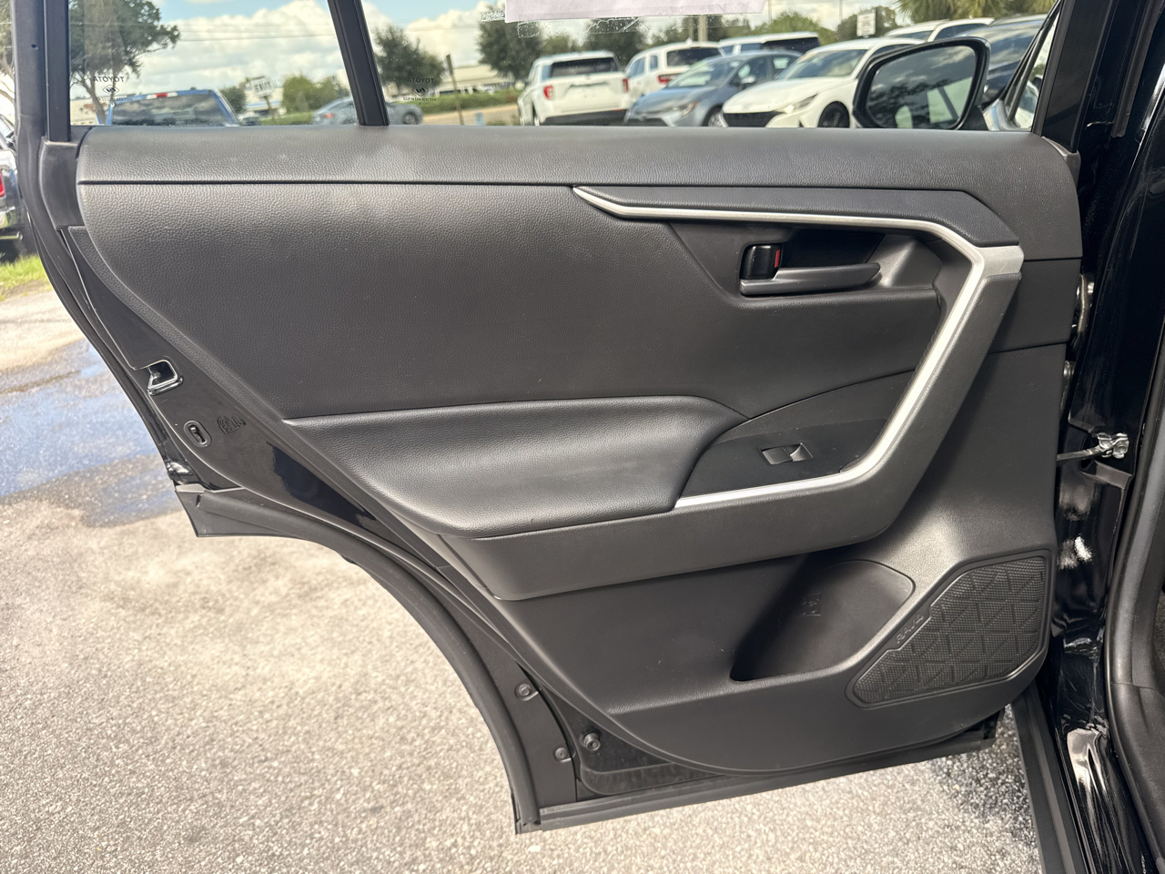 Toyota RAV4 LE FWD (Natl) 2021