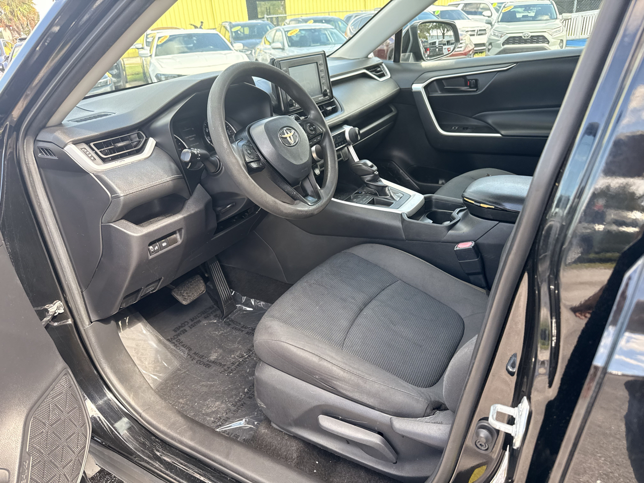 Toyota RAV4 LE FWD (Natl) 2021