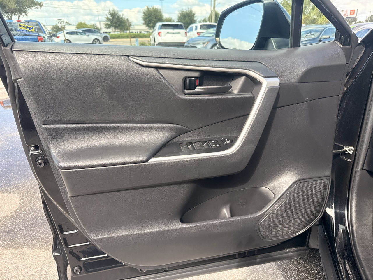 Toyota RAV4 LE FWD (Natl) 2021