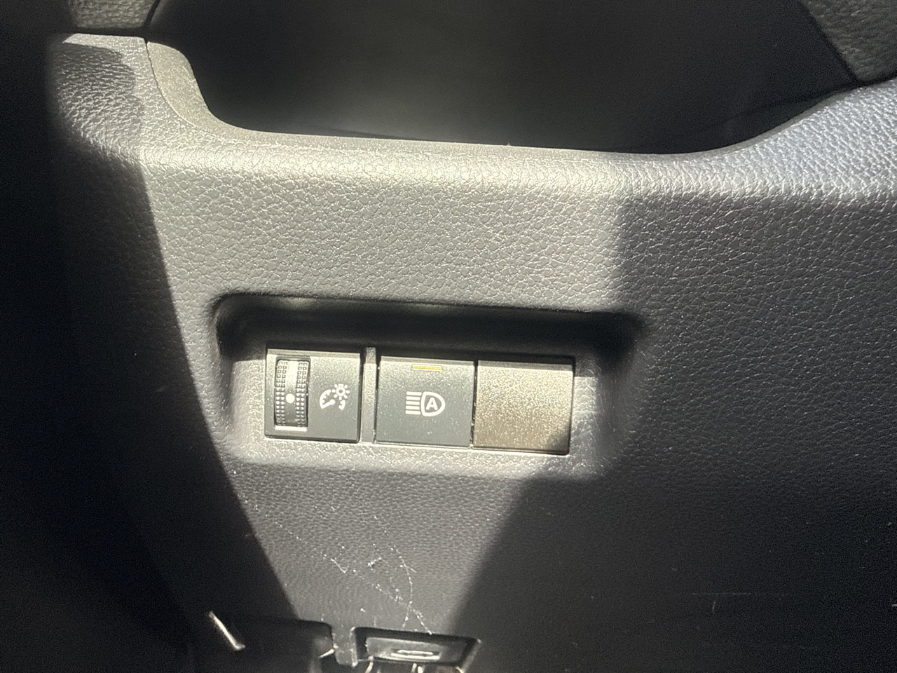Toyota RAV4 LE FWD (Natl) 2021