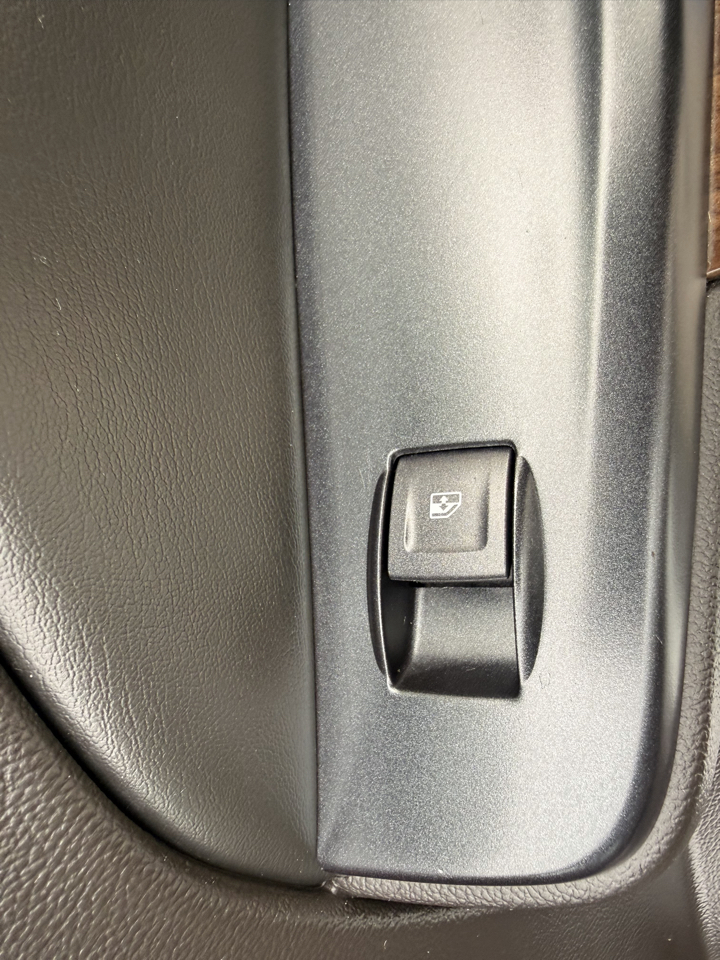 Chevrolet Suburban 4WD 4dr LT 2015