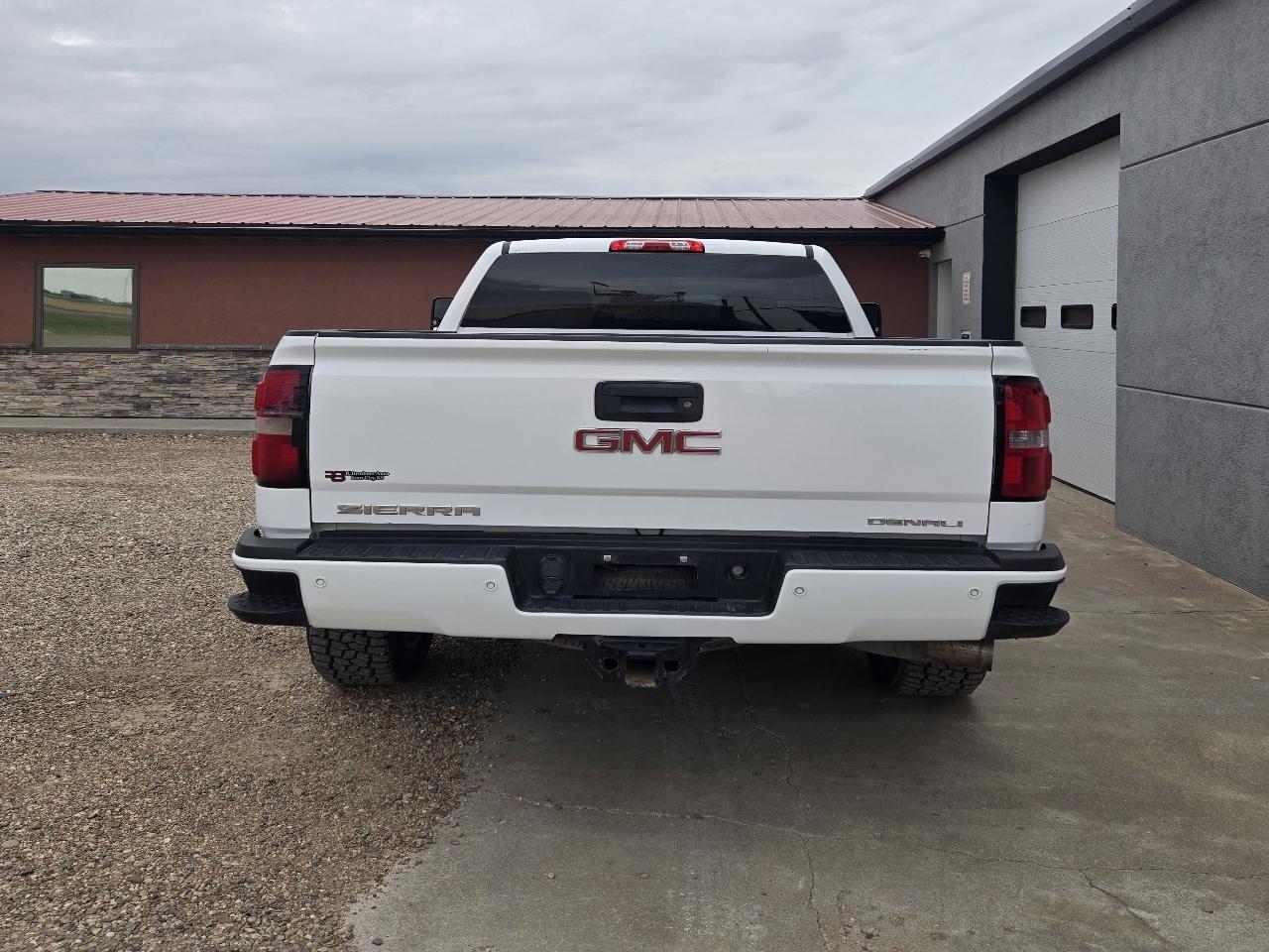 GMC Sierra 2500HD Denali Crew Cab 4WD 2015