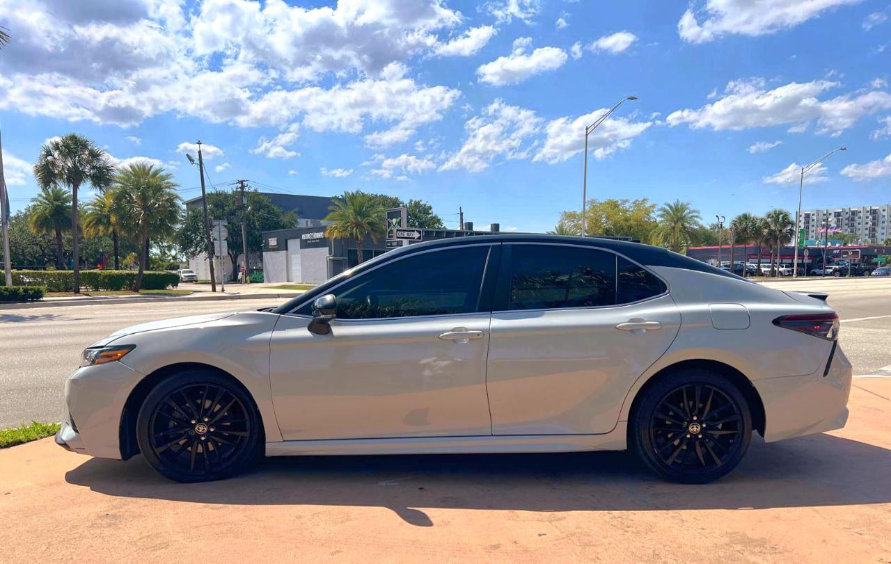 Toyota Camry Hybrid XSE 2021