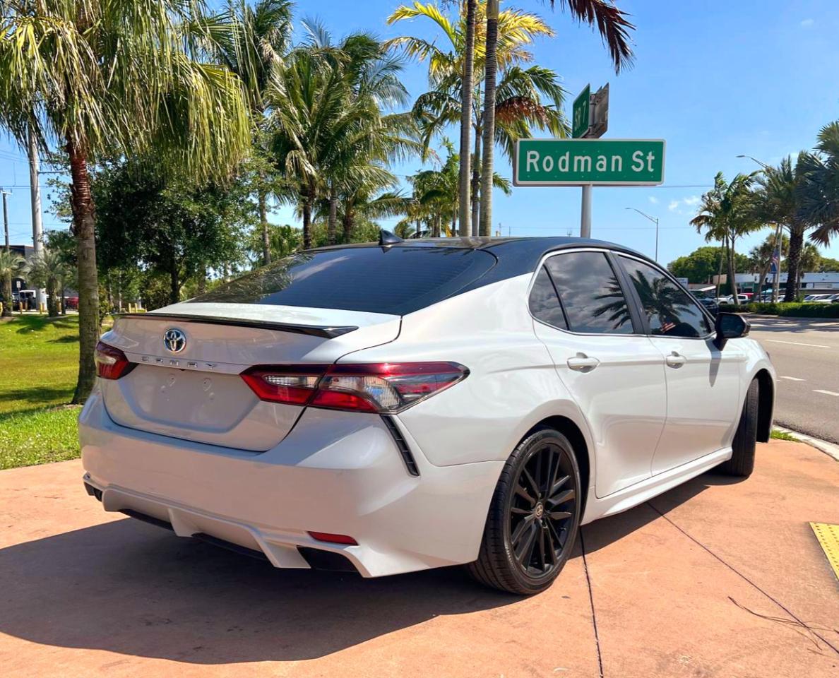 Toyota Camry Hybrid XSE 2021
