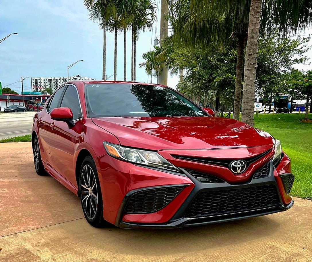 Toyota Camry SE 2021