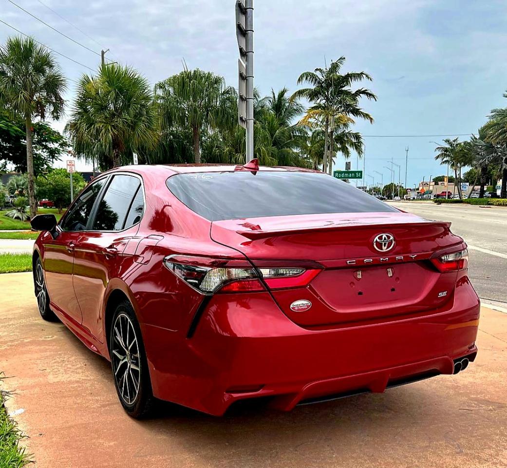 Toyota Camry SE 2021