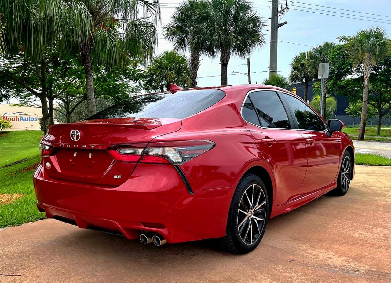 Toyota Camry SE 2021