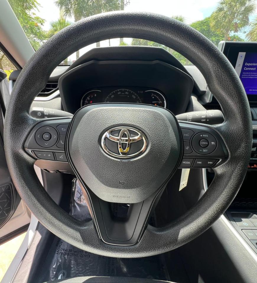 Toyota RAV4 LE 2025