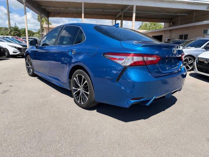 Toyota Camry SE 2020
