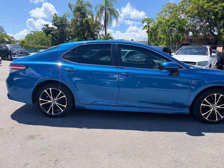 Toyota Camry SE 2020