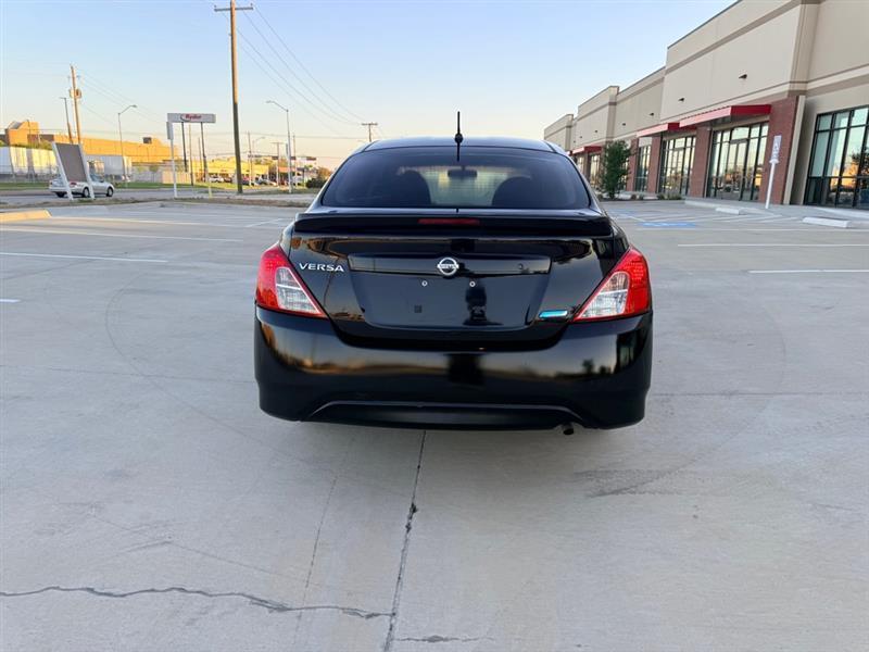 Nissan Versa 1.6 S 5M 2015