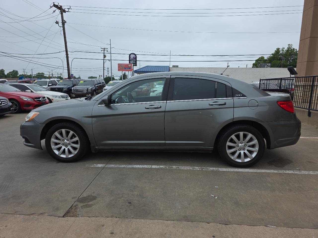 Chrysler 200 4dr Sdn Touring 2013