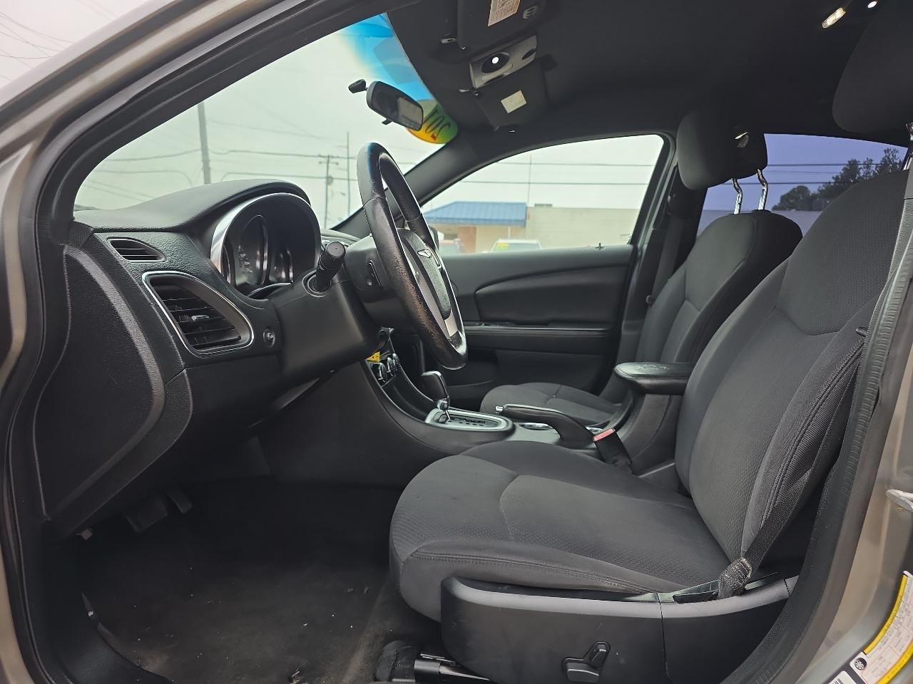 Chrysler 200 4dr Sdn Touring 2013