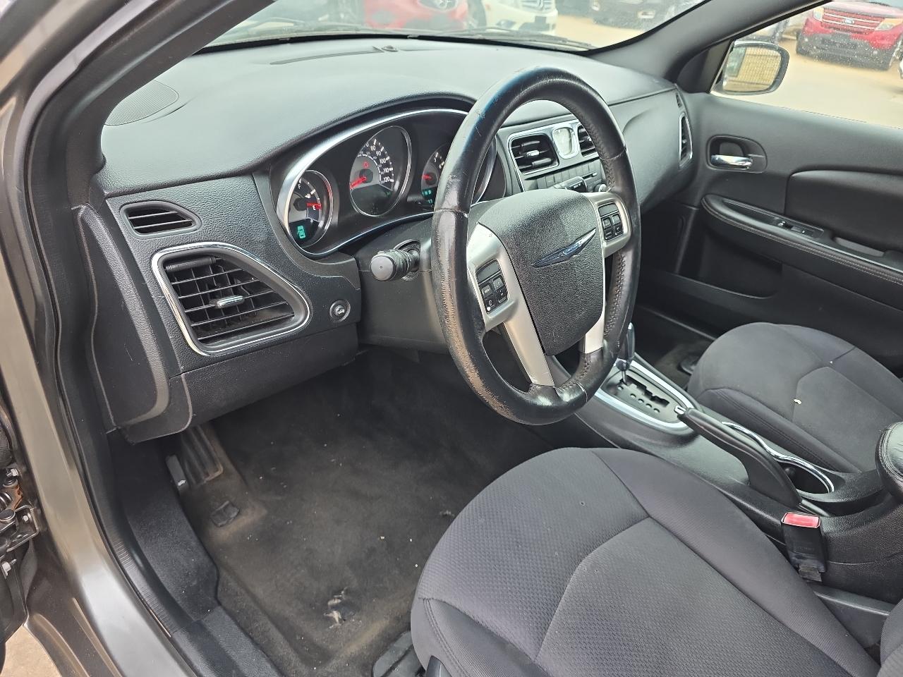 Chrysler 200 4dr Sdn Touring 2013